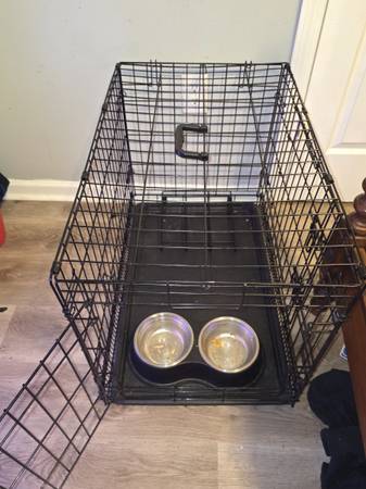 Jaula para perro de tamaño mediano con tazón para perro en venta $45 (Hartford)63873145703683120