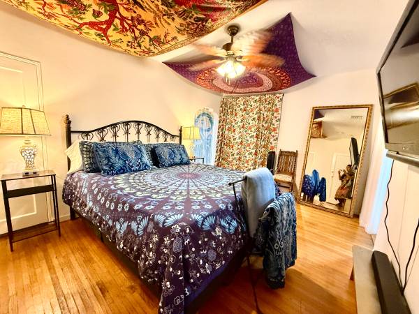 $4.200 / 2 hab - 1300 pies² - Tranquilo hogar amueblado de 2 habitaciones en una joya residencial de Burbank, estancia de 30 días o más (Burbank)63509696732291123