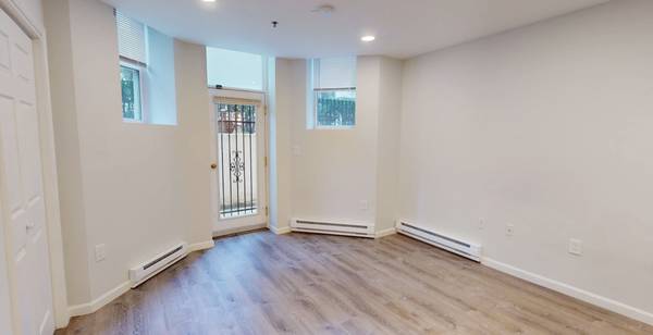 $2,350 Renovated Fenway Studio for $2,350 AVAIL 1/1/26 (Fenway)64141617295745123