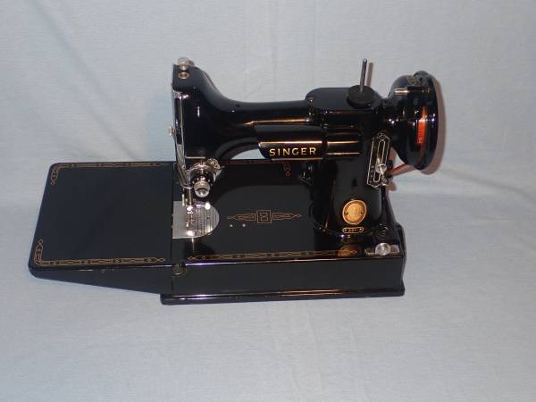 Singer 221 Featherweight Sewing Machine 1