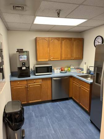 $568 Window Office for 3 – $568– Move In Today (Upper St. Clair) Won't Last (Upper Saint Clair)64013365433219121