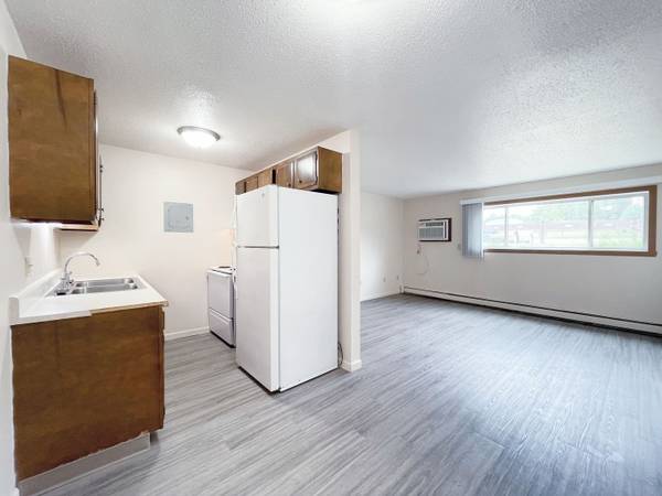 $765 / 2br - 650ft2 - 2bd 1ba, Pet-Friendly with Pet Deposit, Great Location (505 Park Street, Minot, ND)64048420842243123