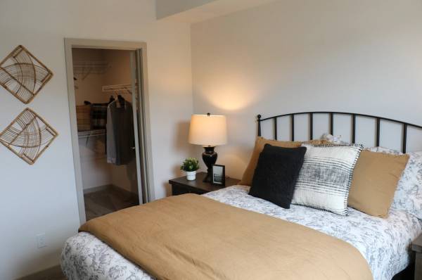 $2,729 / 1br - 605ft2 - Azulejos en la Pared, Ventanas de Doble Panel, Piscina/Spa (3065 Village at the Park Dr, Camarillo, CA)63668271124739121