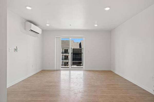 $1,655 / 2br - 1054ft2 - Pet Friendly!  Home with Courtyard-6 Weeks Rent FREE63908865338627120