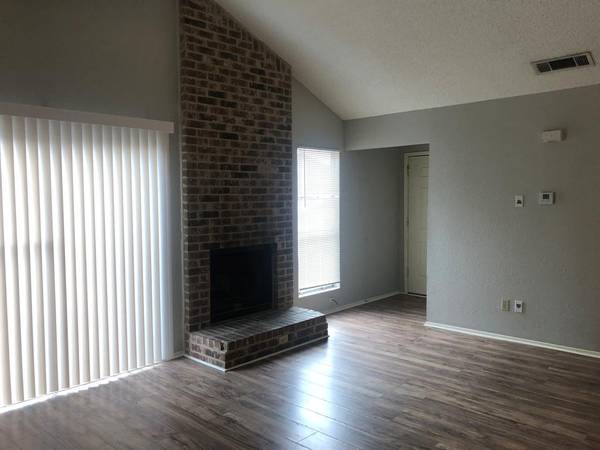 $1,495 / 2br - 900ft2 - 2/2 Duplex for $1495 near Manchaca/William Cannon! Wood Plank Floors! (Manchaca/William Cannon)63922557501187122
