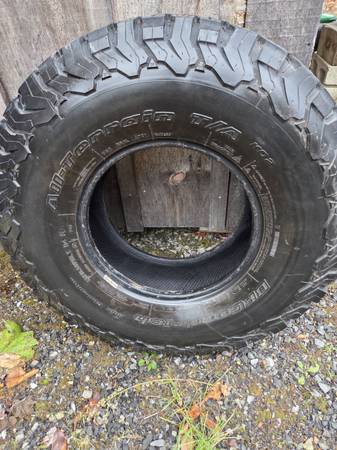 33 10.5 15 tire 1