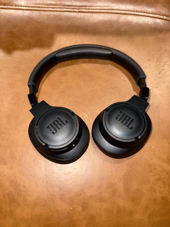 JBL 720 Noise Cancellation headphones 1