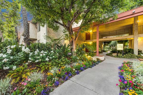 $2,140 / 1br - 650ft2 - 1st Floor, Pool Views, Large Patio, Assigned Parking, Come Tour Today (Los Angeles)63840114127491120