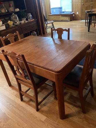 Dining Room set with matching chairs 1
