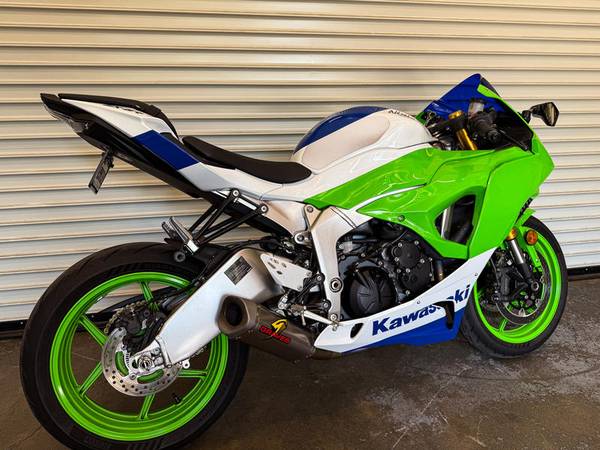 2024 Kawasaki Ninja® ZX™-6R 40th Anniversary Edition ABS