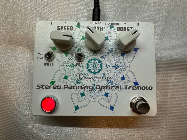 Stereo Panning Optical Tremolo: Dazatronyx 1