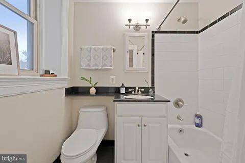 $1,000 / 1br - 622ft2 - Large bedroom with ample space for a desk/workstation (Colombia Heights)63896507387011121