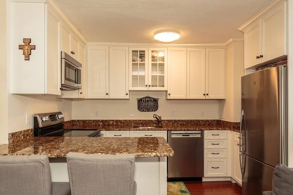 $428,900 / 2br - 748ft2 - Beautiful 2-bed 1-bath condo in Belmont for sale (Belmont)63802024761345121