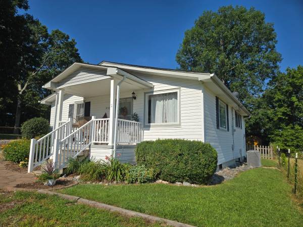 $279,900 / 2br - 1151ft2 - Charming Cottage in East Flat Rock (East Flat Rock)64029206317569120
