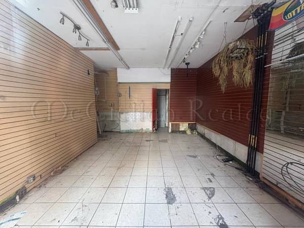 $7,500 / 315ft2 - Retail in front of Train Station with Glass Frontage, Bathroom, Baseme (Chelsea)63854289361153120
