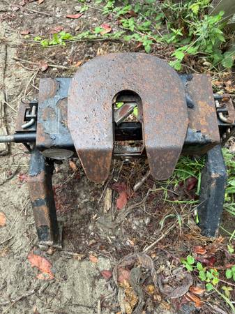 Fifth wheel hitch for truck bed 1