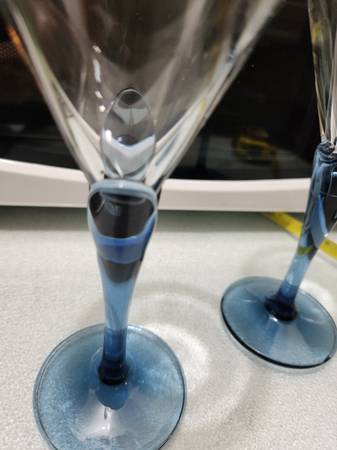 4 hermosas copas para martini con tallos azules - $12 (Upper East Side)63470098749571122