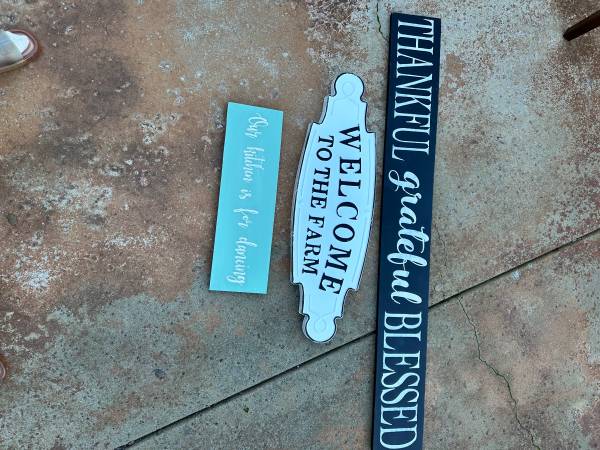 Wall decor / signs 1