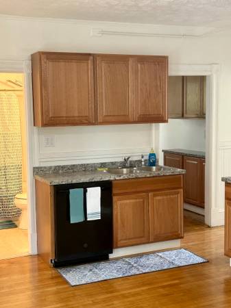 $2,999 / 4br - 1610ft2 - Light Bright Roomy Updated and Renovated Apartment (Manchester)63656212427265124