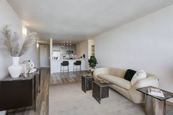 $2,835 / 2br - 900ft2 - Stunning 2BR Renovated Apartment with Breathtaking City & Lake Views! (oakland lake merritt / grand)63994101212803124