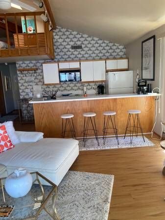 Quincy Crescent Bar Riverfront Condo 1