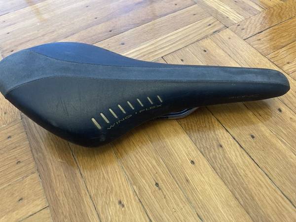 Silla de bicicleta Fizik Arione Wing Flex con rieles de titanio - $50 (Ave U, Brooklyn)63471239815171121