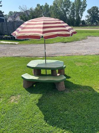 KIDS PICNIC TABLE $45 1