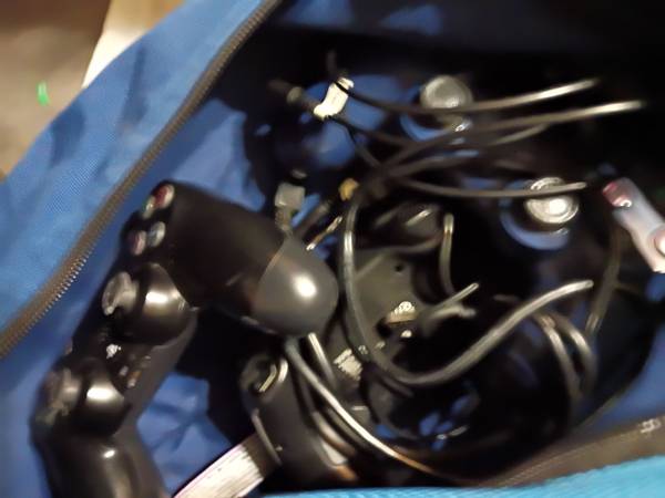 3 ps4 controllers 1