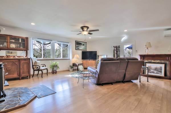 $800 / 1700ft2 - Room For Rent (Placerville)63952108381826121