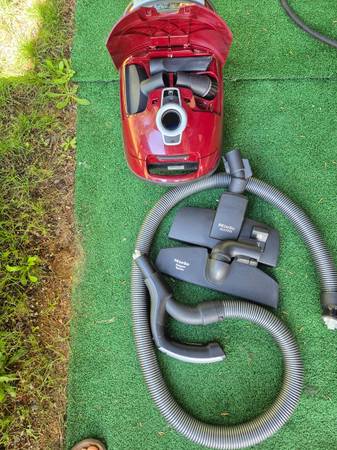 Miele Vacuum cleaner 2 yrs new 1