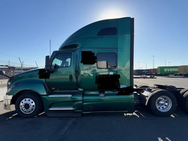 2018 International LT Sleeper - Cummins 450HP, Automatic, Thermo King 1
