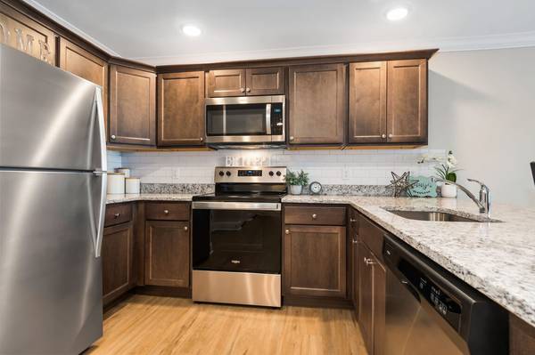 $2,095 / 1br - 762ft2 - ¡HOGAR FELIZ EN RAINBOW! (CHESTER)63806863008897123