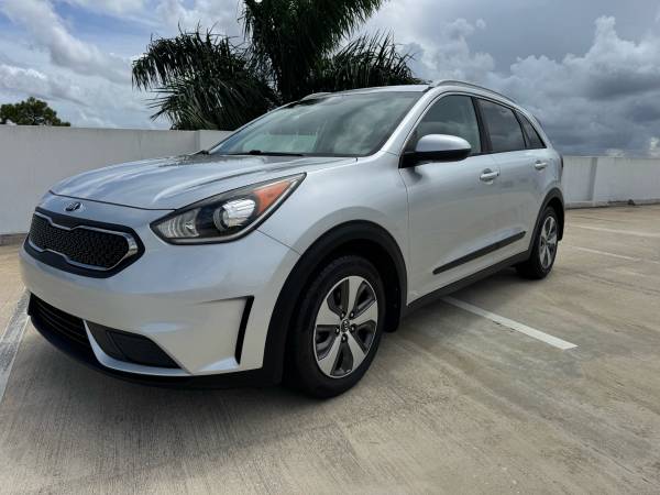 KIA NIRO HYBRID / LOW MILES - $10,500 (Boca Raton)63469735102977121
