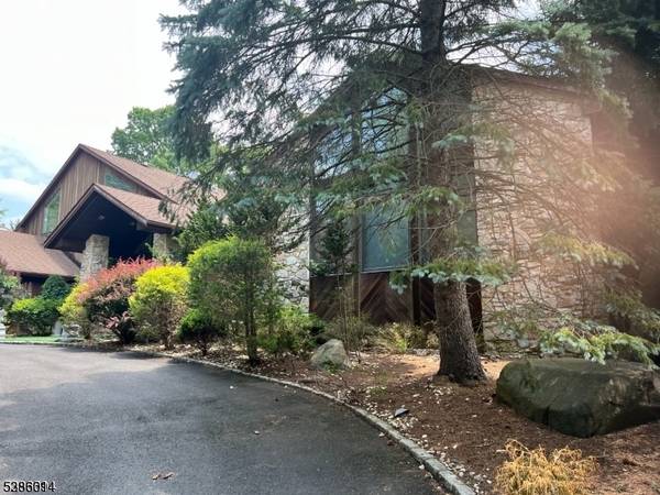 A home with a personal touch - Home in Livingston Twp.. 5 Beds, 5 Baths 1