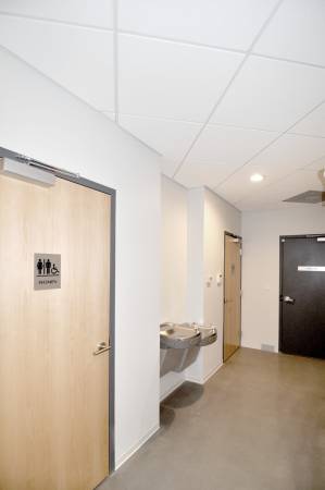 $850 / 190ft2 - Professional Office Space- Near blue line El. Everything Included. (1519 W. Haddon-Ste. A)63918411925763124