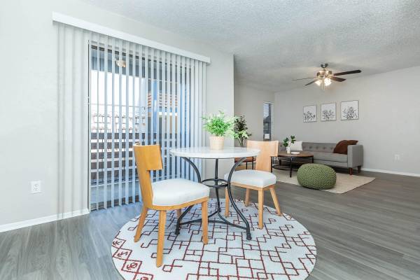 $1,225 / 2br - 784ft2 - 2/BD 1/BA, Cerca del aeropuerto, Pisos estilo madera dura (2501 Webb Chapel Ext, Dallas, TX)63867602133889120