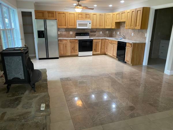 $1,800 / 2br - 1400ft2 - Lower Duplex on Flat Rock Park! (Flat Rock)64029373241217122