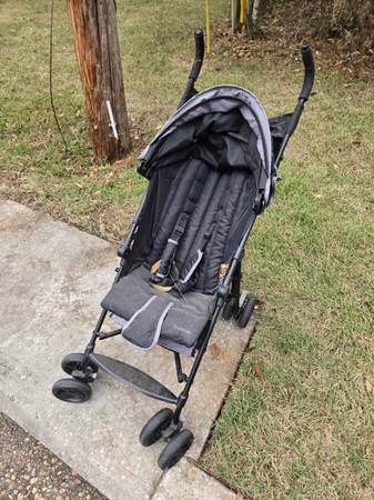 CURB ALERT! FREE BABY STROLLER 1