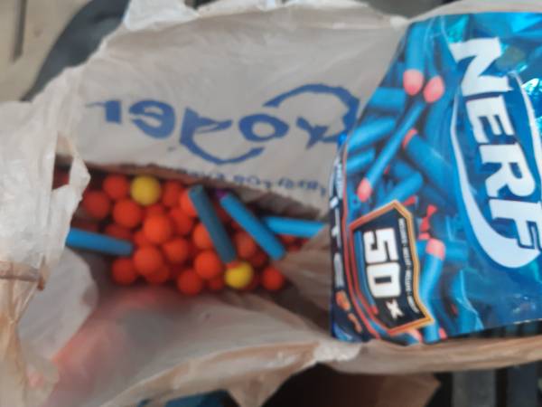 Caja de pistolas Nerf con dardos y pelotas - $20 (Pinson)63471122067075121