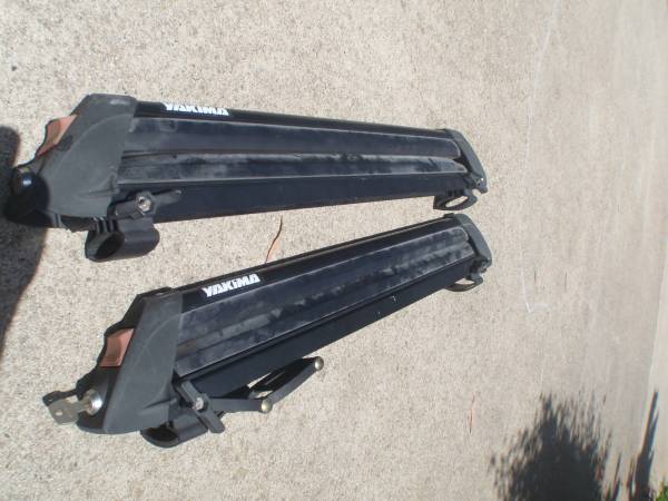 Yakima BUTTONDOWN 6 SKI SNOW BOARD RACK CARRIER  ROUND BAR KEY MOUNTS 1