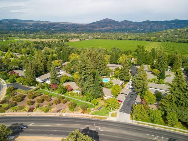 $3,250 / 2br - 1149ft2 - Wood Burning Fireplace, Washer & Dryer in Unit, Covered parking (napa county)64011484127234121