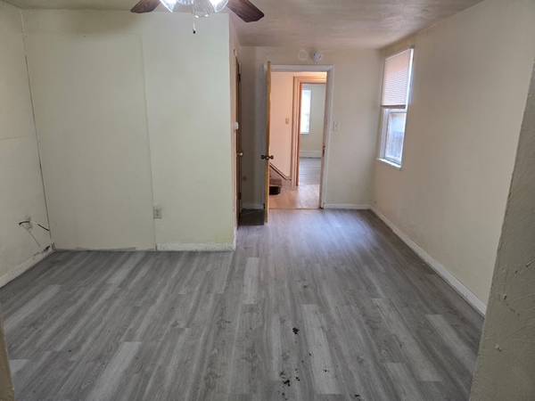 $750 / 1br - Large Studio - New Kitchen, New Floors, Freshly Painted64013364012290121