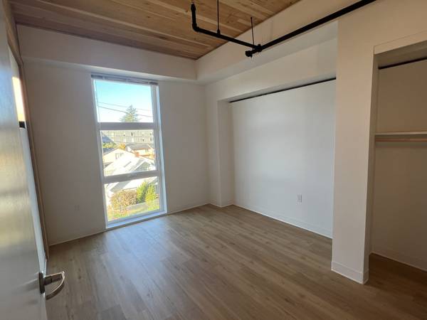 $1,294 / 1br - 448ft2 - Walk-in Closet, Community Room, Camera Surveillance (540 NE 99th Ave, Portland, OR)63845979010177121