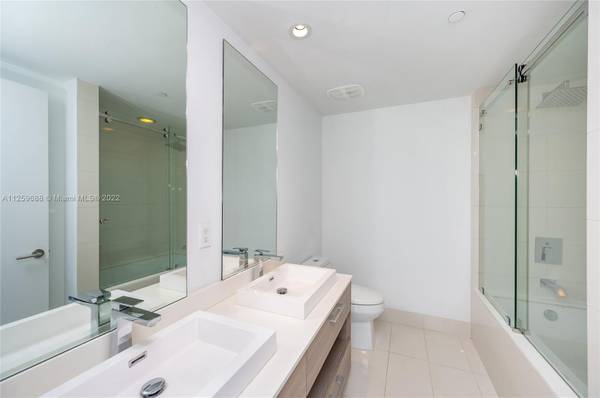 $4,400 / 2br - 900ft2 - SLS Brickell SplitPlan 2 Bedroom 2 Bath Large balcony (Brickell)64051003265153124
