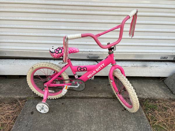 Hello Kitty Child’s Bicycle w/Training Wheels 1