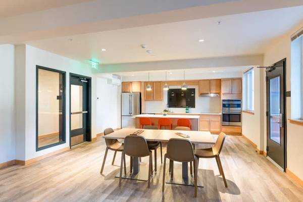 $1,875 / 3br - 1117ft2 - Demonstration Kitchen, Dishwasher, Top Floor Terrace and Lounge (University District)63808106893441121