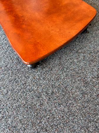 Mesa "C" ajustable con ruedas y bloqueo - $75 (Wenatchee)63441524399619124