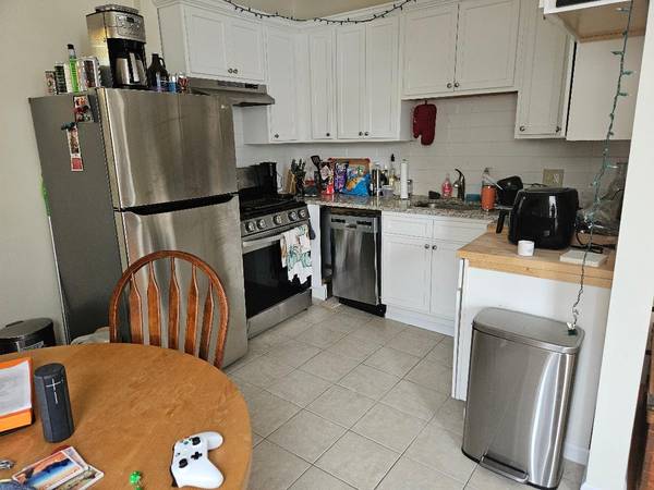 $1,550 / 1br - 650ft2 - Branford ⭐ Sweet 2nd Floor 1 BR has Laundry and Parking, Cat OK! (45 Harrison Ave, Branford Center)62938471728131124