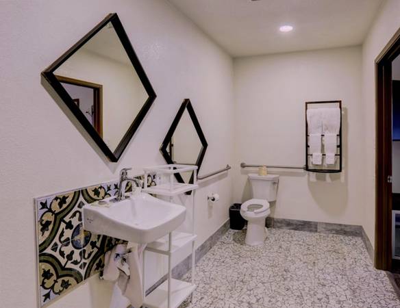 $399 / 1br - STAY WEEKLY & SAVE! Desk w/ Workspace, Coffee, Parking (South Sacramento)64043664075137124