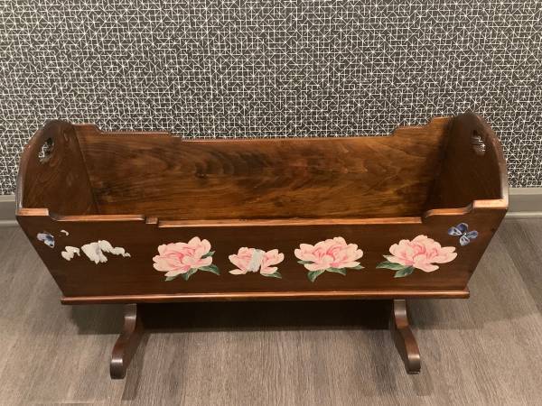 Wooden cradle/creche 1